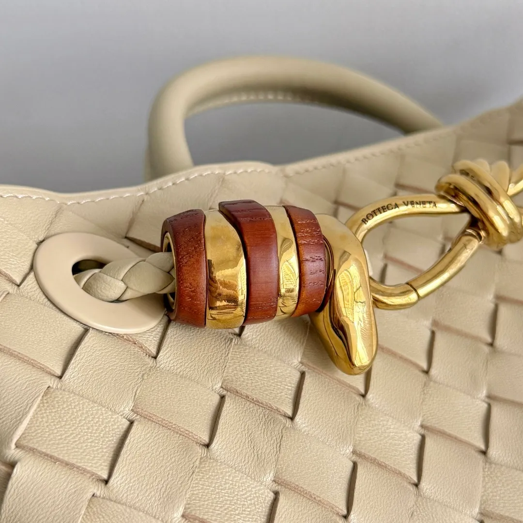 The new Andiamo batch of 3060 BV is shipped‼ ️The classic intercciato weaving process is used to create a soft bag, the metal knot is made of micro-cast aluminum using jewelry technology🪢, and the decorative beads are made of metal and hand-polished oak, allowing you to jump repeatedly between elegance and fun💃, making it unpredictable. Classic and versatile, it shows off your temperament, and the bag has a large capacity, making it very convenient for daily commuting! It has a variety of carrying methods, the shoulder straps can be adjusted by yourself, the original lambskin feels soft and delicate, and the unisex style breaks gender boundaries and brings a more practical and long-lasting use experience. The Andiamo, which has both elegant and casual styles, perfectly interprets the "fashionable old money style". Style number: 743568+wood hardware Color: cream yellow Size: 25*22*10.5cm